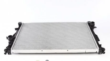 Радіатор охолодження двигуна (вир-во Nissens) NRF 53811